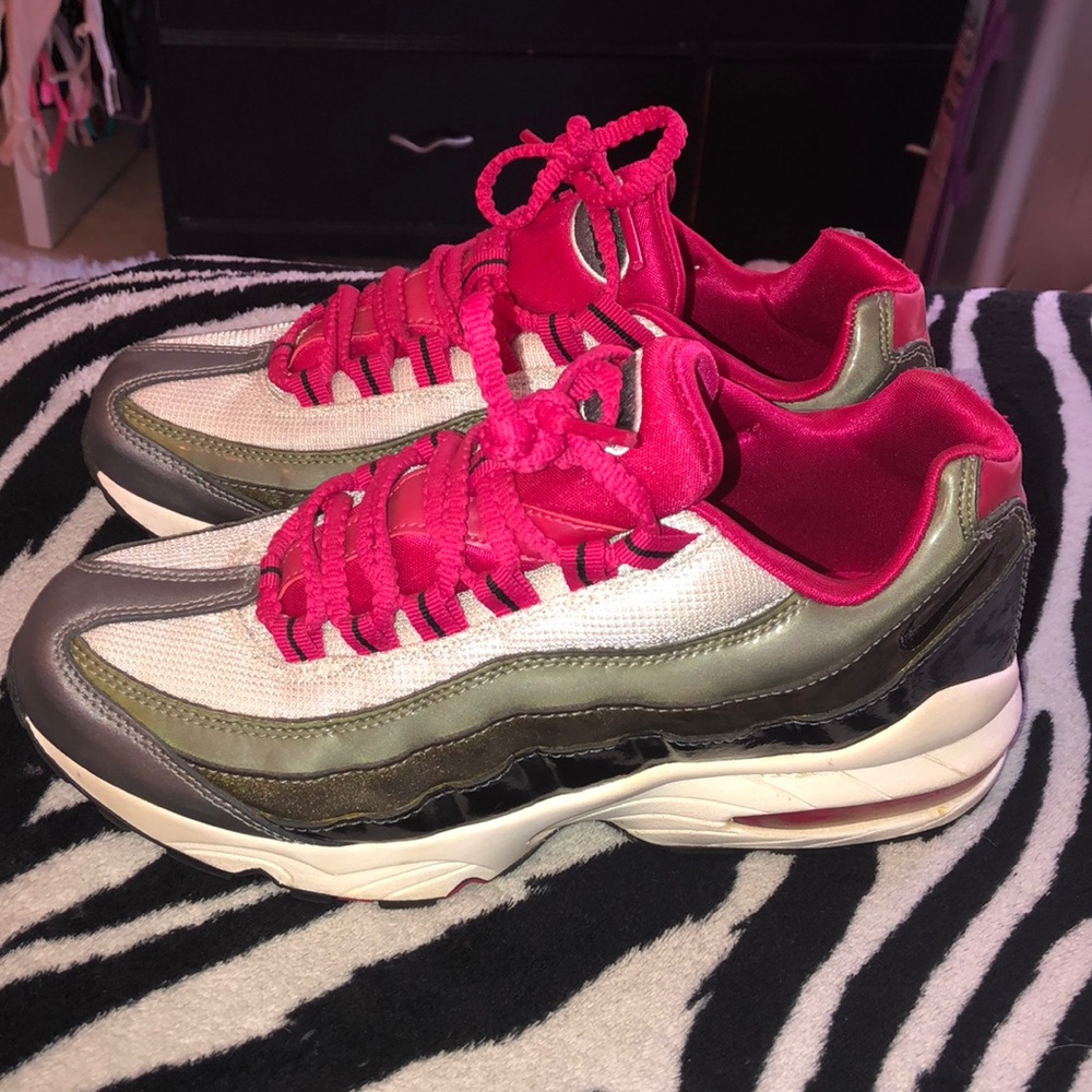 Womens Air Max size 7Y.